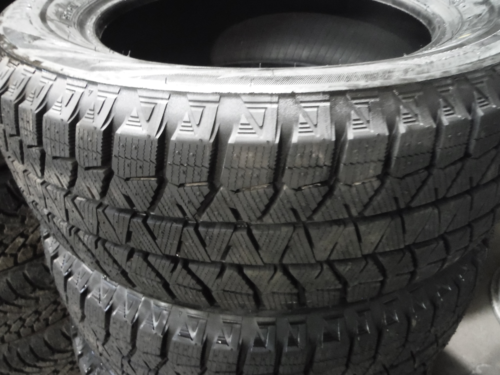 Bridgestone Blizzak 215-60R16 Winter tires Chevy Cruise, Altima