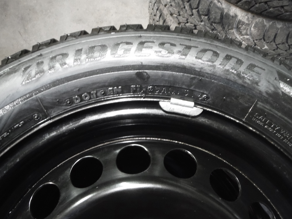 Bridgestone Blizzak 215-60R16 Winter tires Chevy Cruise, Altima